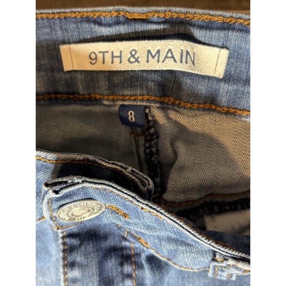 9th & Main Women's Light Blue Distressed Floral Embroidered Flare Jeans Size 8 - Picture 4 of 12